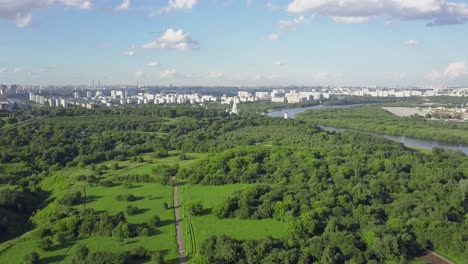 Vista-Aérea-De-Moscú-Con-Parque-Verde-Y-Río-Rusia.